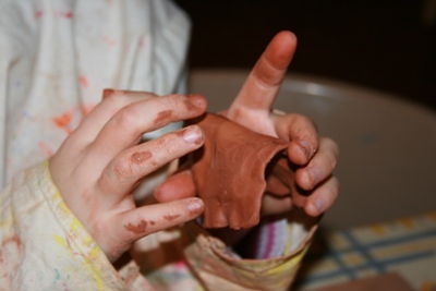 modelage par des mains d'enfant